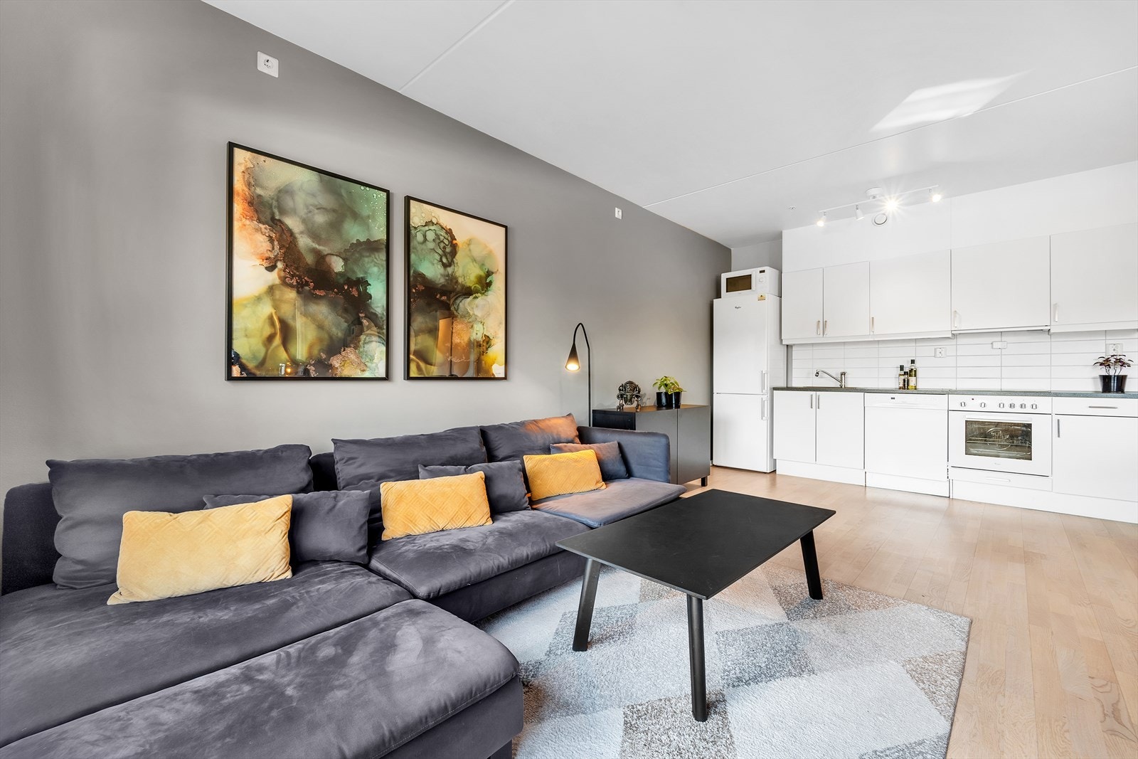 Verkstedalleen 8 er en romslig 2-roms selveierleilighet med stue/kjøkken, soverom, bad, entré og en stor terrasse. Galleribilde