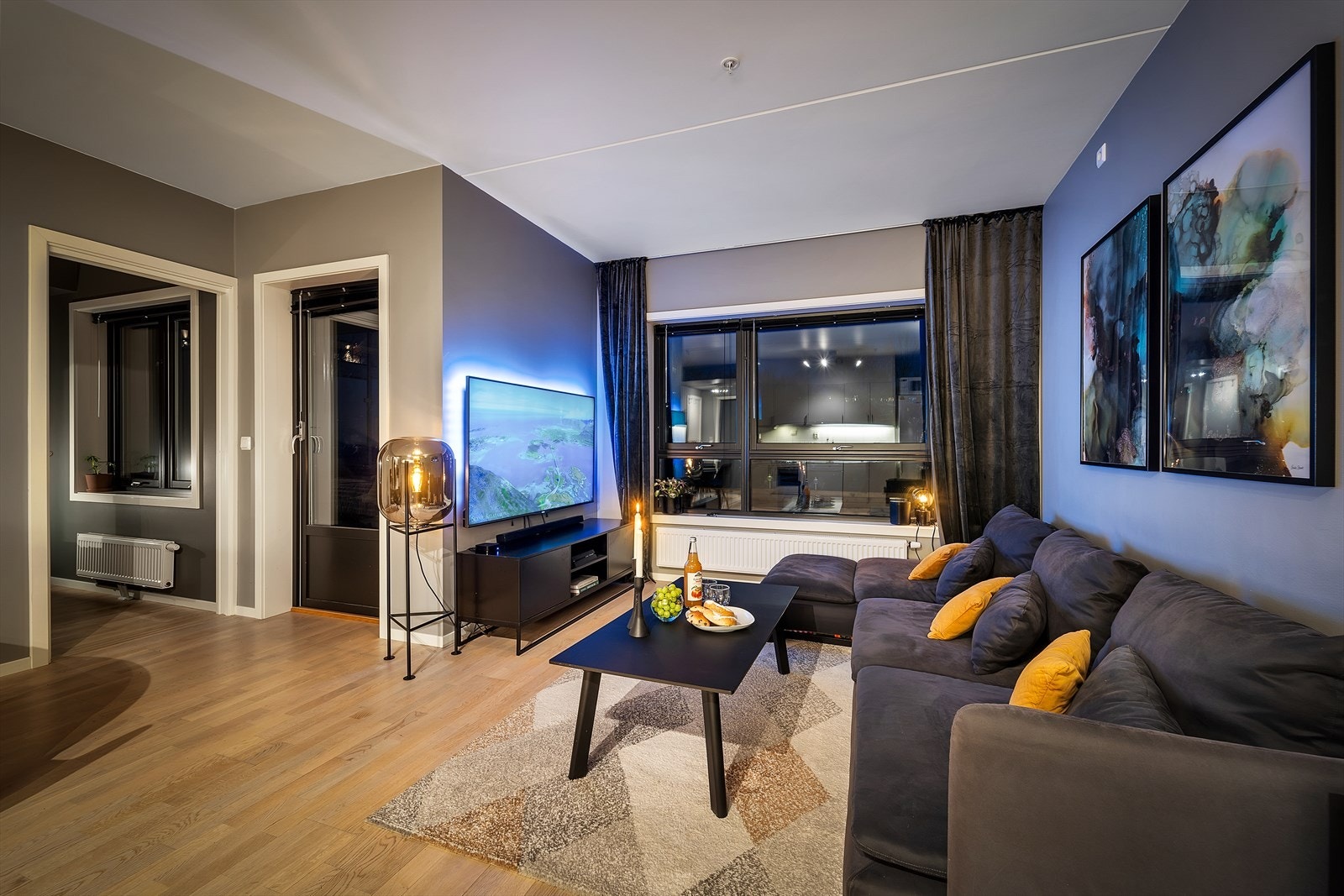 Kveldsstemning i stuen. Det er god plass til en koselig TV-krok hvor familie og venner kan samles. Galleribilde