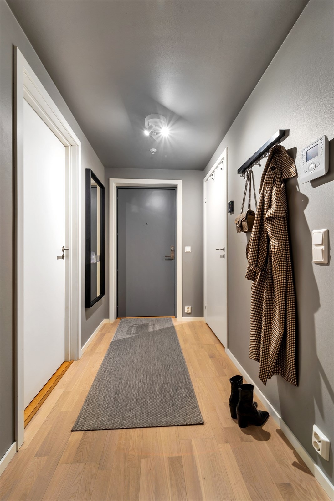 I entréen er det god plass til å henge fra seg ytterjakker og sette fra seg skoene. Galleribilde