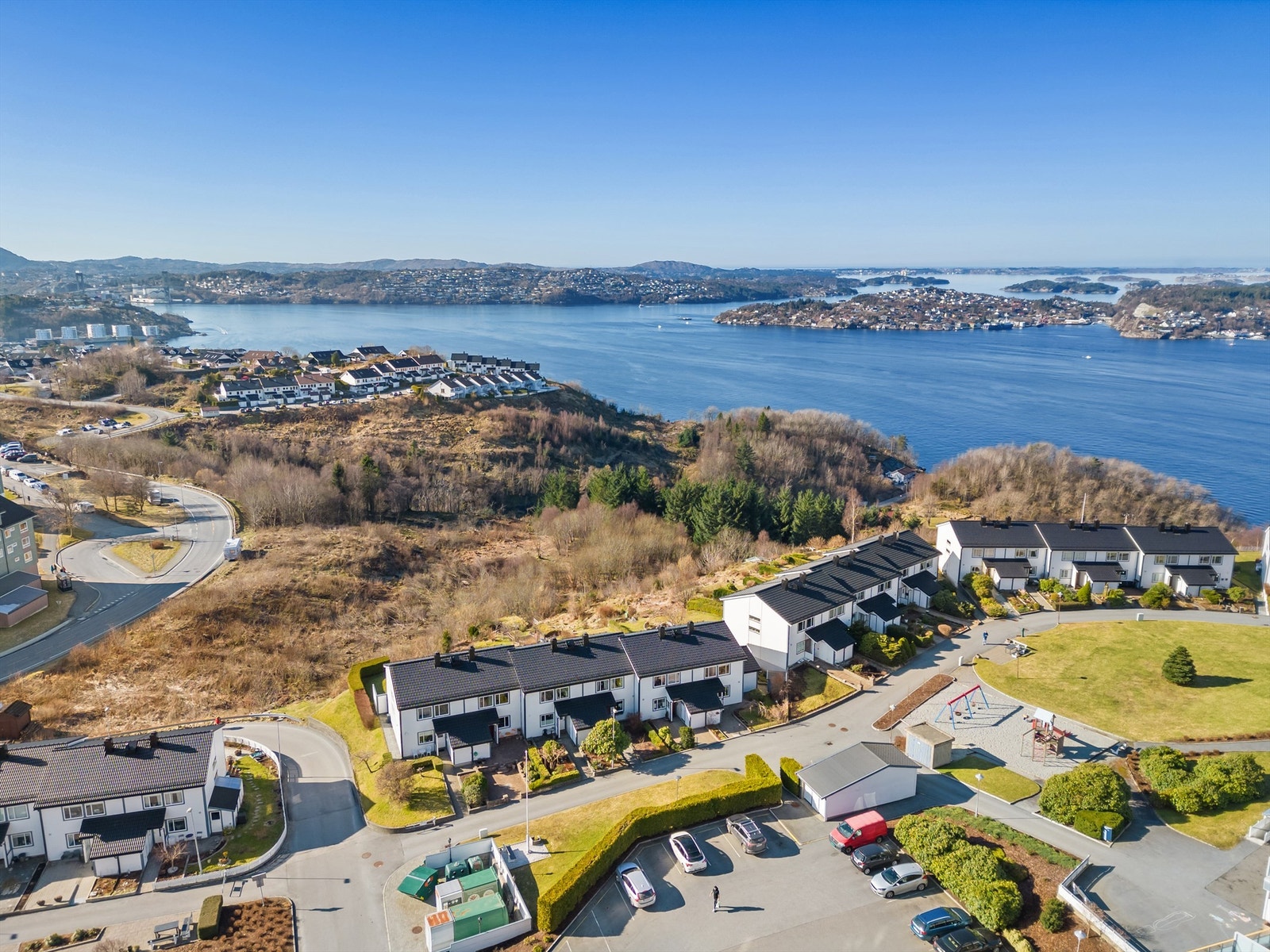 Dronebilde over borettslagets rekkehus Galleribilde