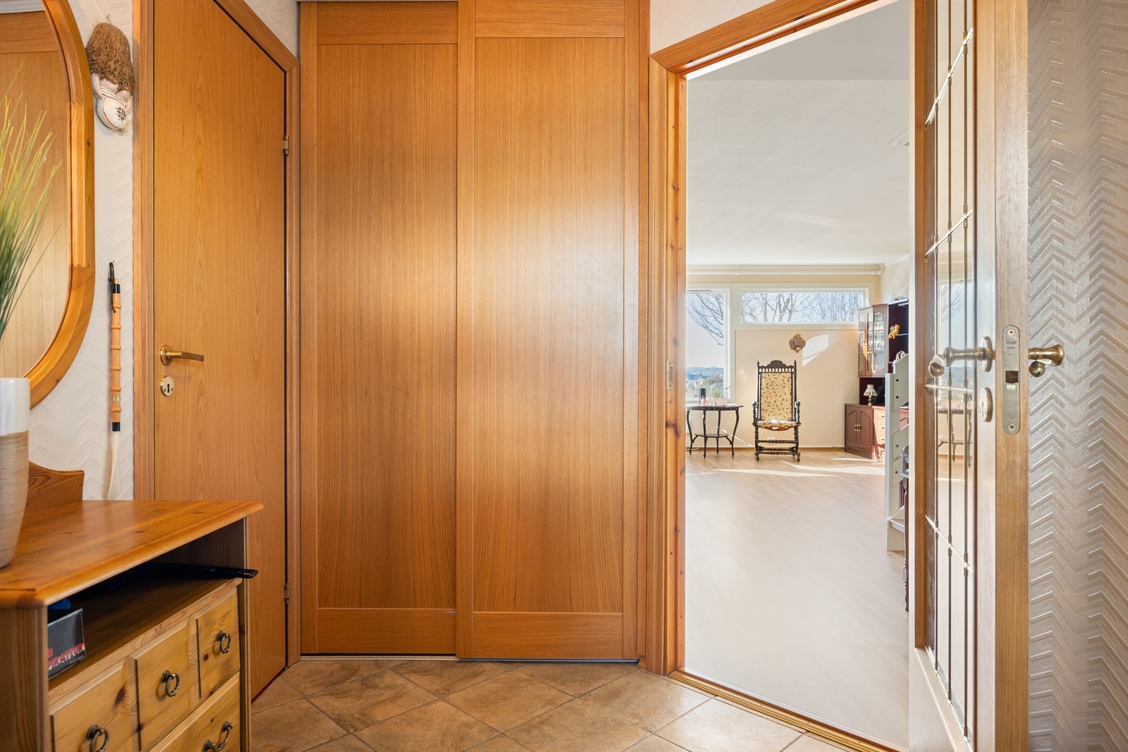 Skyvedørsgarderobe i gang Galleribilde