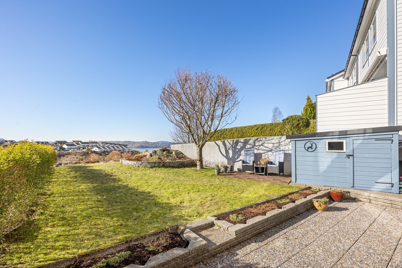 Hagen byr på gode uteplasser for både store og små. Frittstående redskapsbod Galleribilde