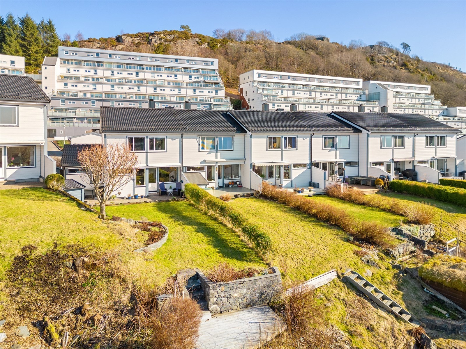 Fasade og pent opparbeidet hage mot vest Galleribilde