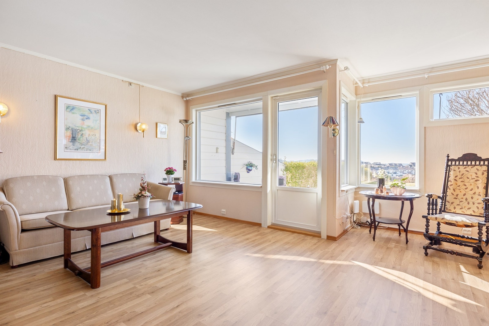 Stue med utgang til uteplass og hage Galleribilde