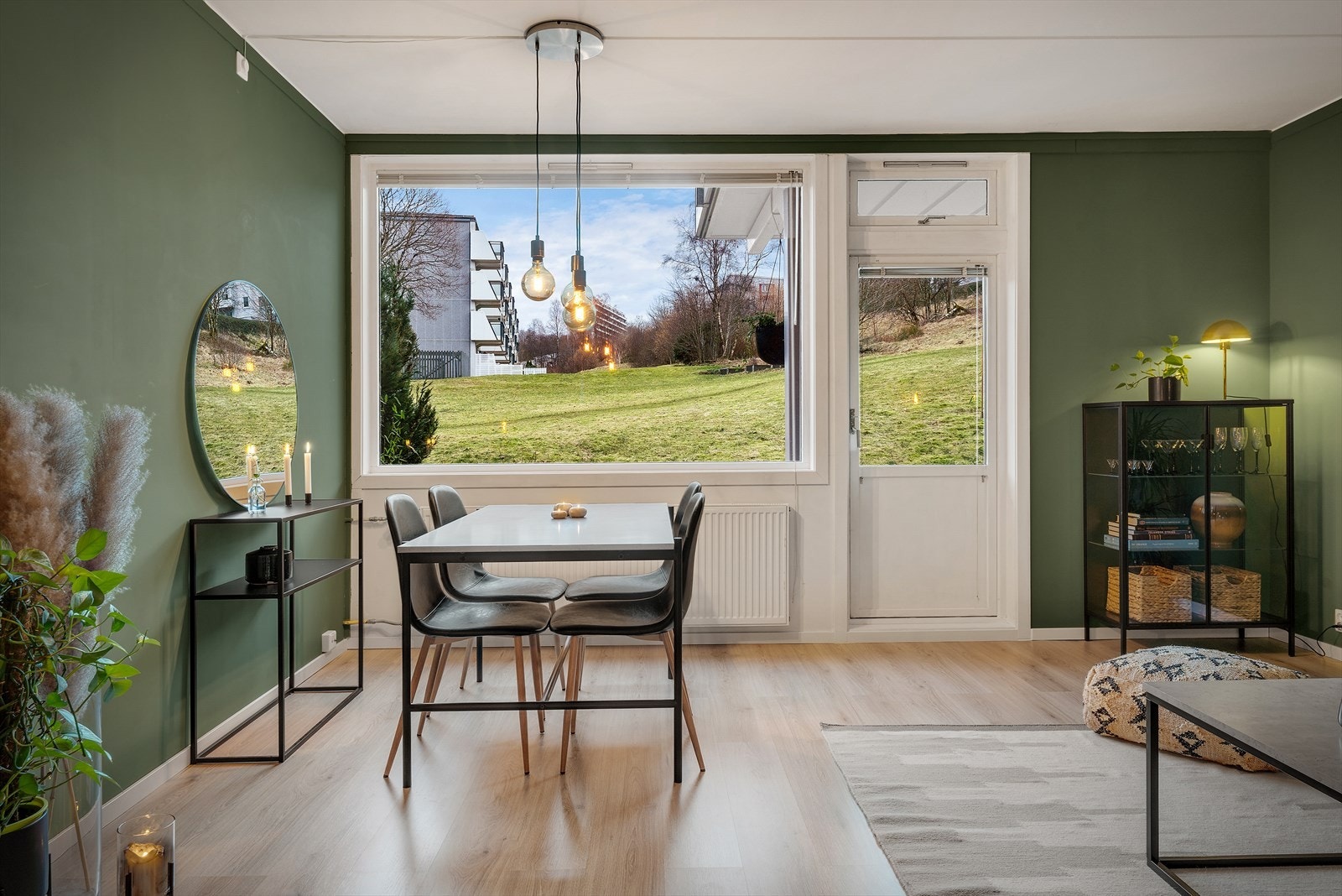 Stuen er av god størrelse med plass til ønsket møblement i ulike soner Galleribilde