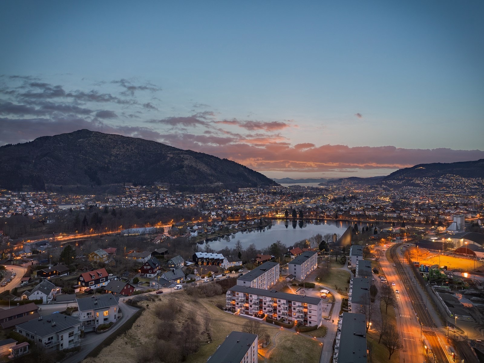 Leiligheten har fin lokal plassering i laget. Det er direkte utgang fra stue til terrasseplatting. Midtsommers nyter du solstrålene i din egne "hage" Galleribilde