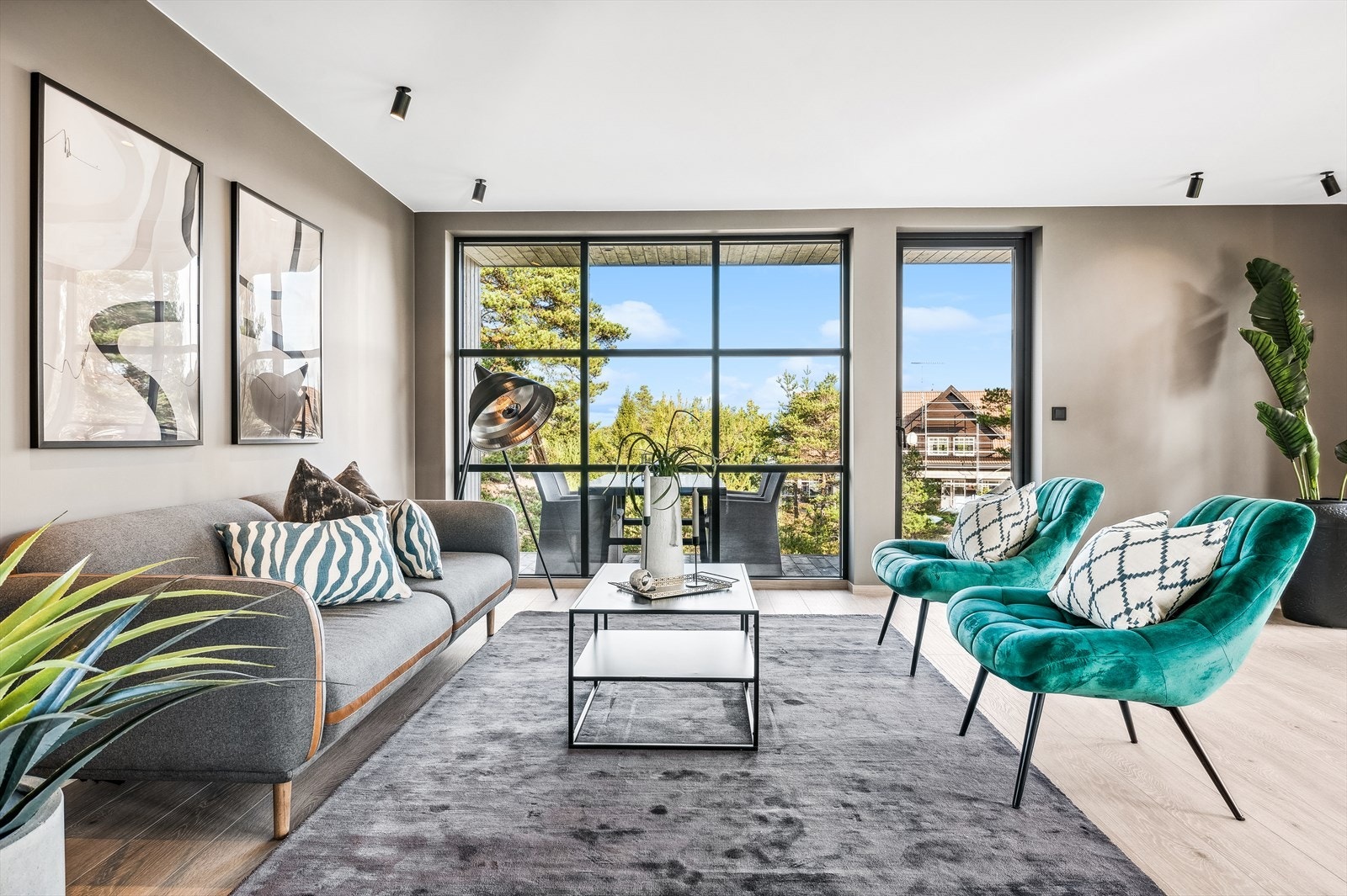 Stuekrok med utgang til terrasseplatting Galleribilde