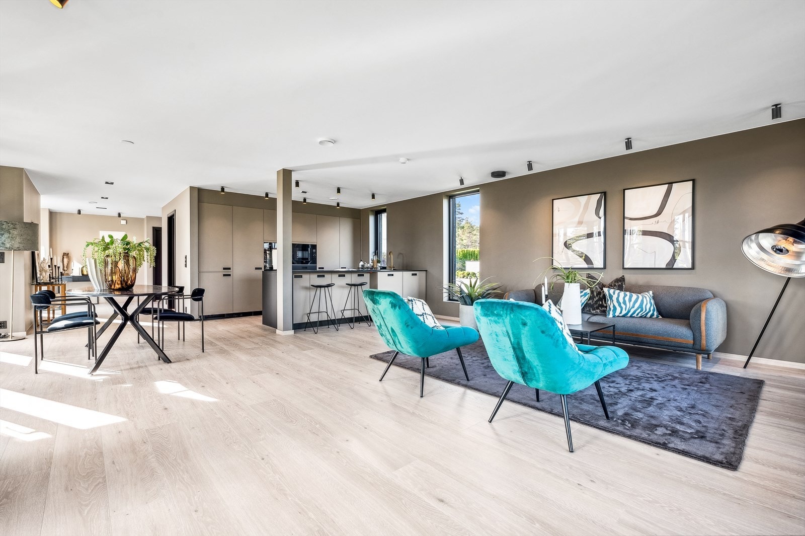 Store vindusflater, godt med lys og romfølelse Galleribilde