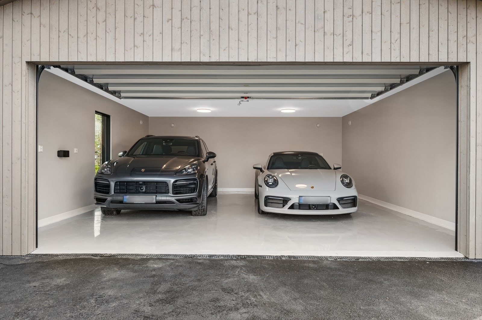 Garasjen er isolert og det er montert el-bil lader Galleribilde