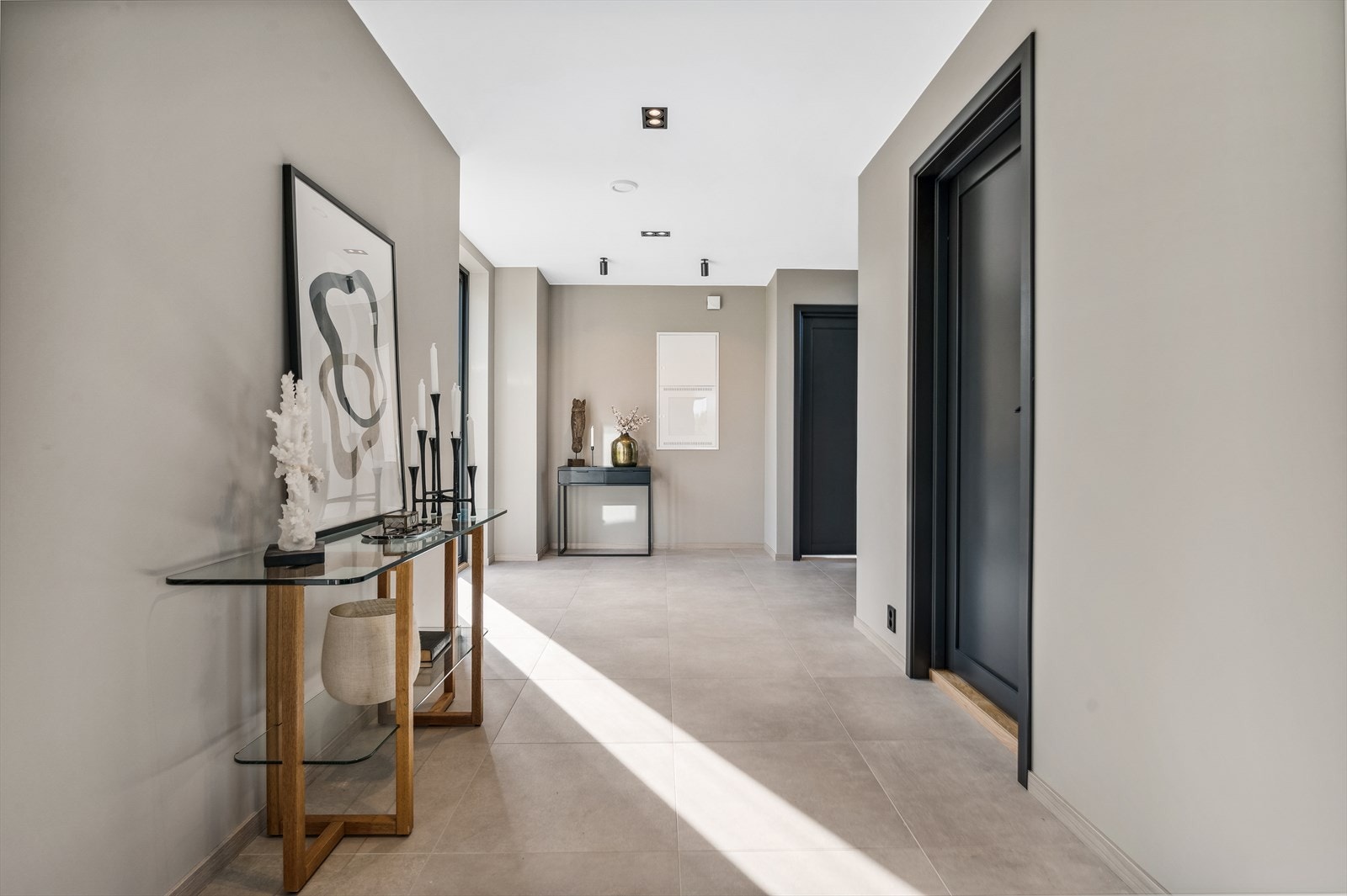 Velkommen_inn - stor, luftig entre/trappegang Galleribilde