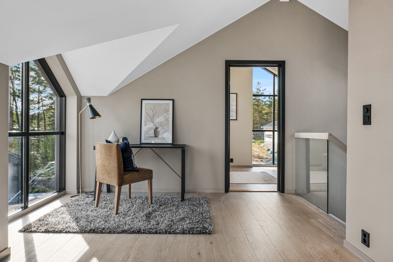 Loftstue 2. etg med flotte detaljer i vinkler takkonstruksjon Galleribilde