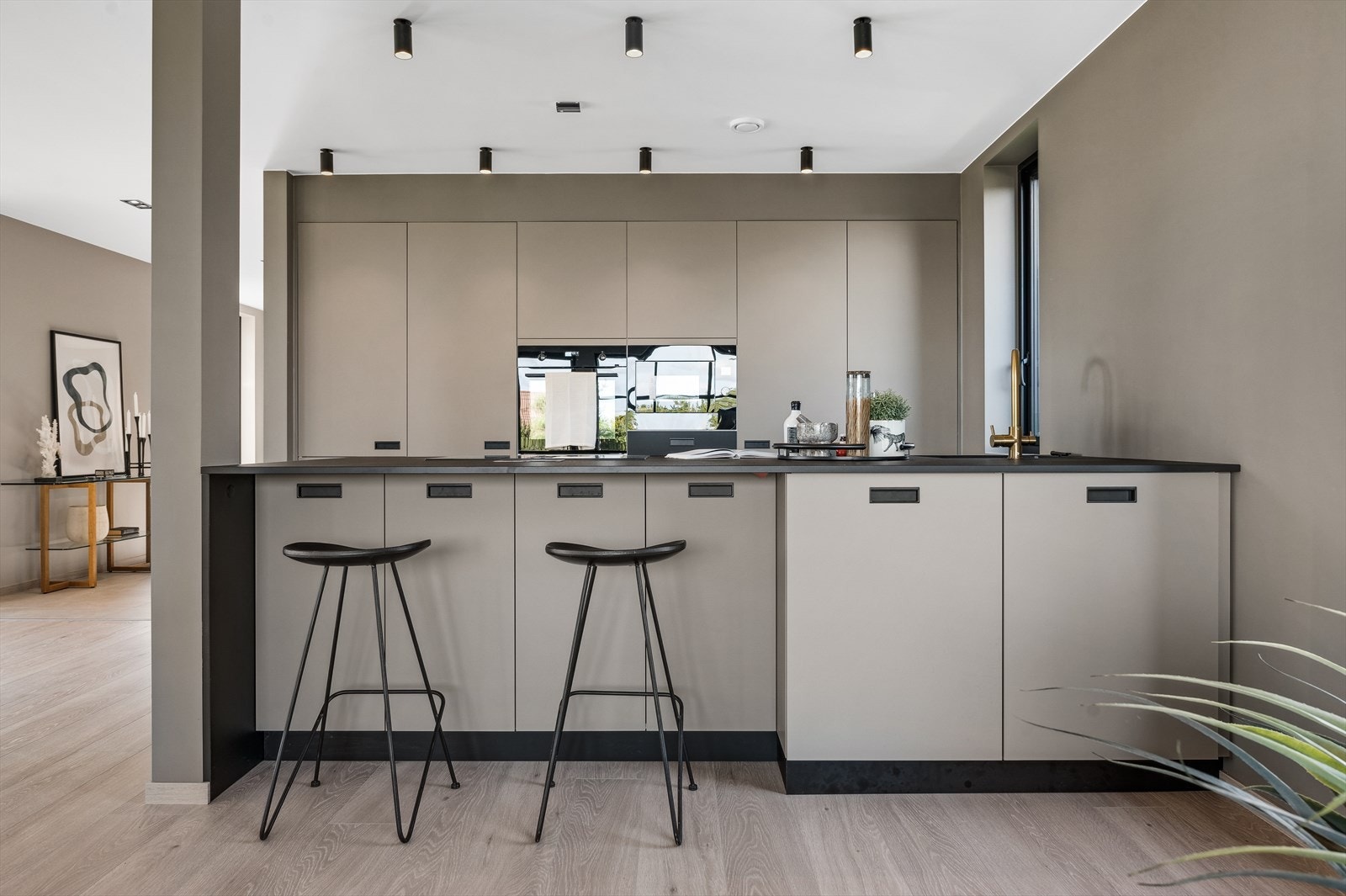 Skap for oppbevaring og sitteplasser foran kjøkken mot stue Galleribilde