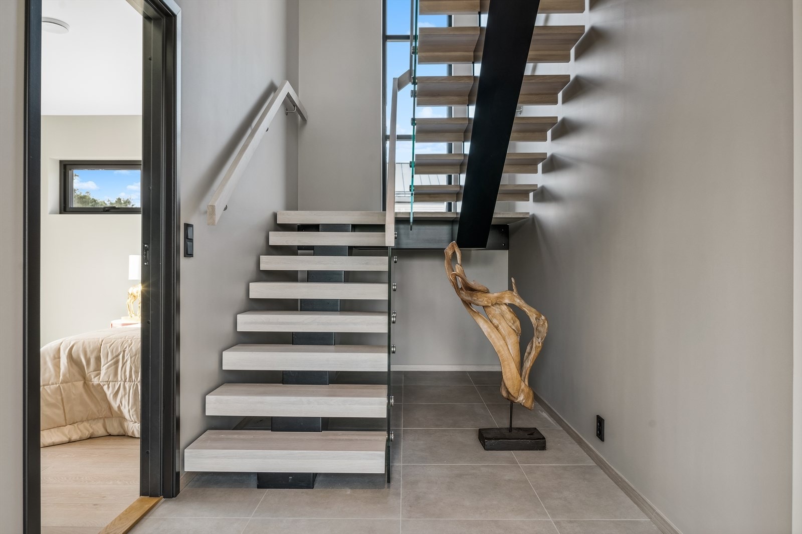 Flott trapp med glass i rekkverk til 2. etg. Galleribilde