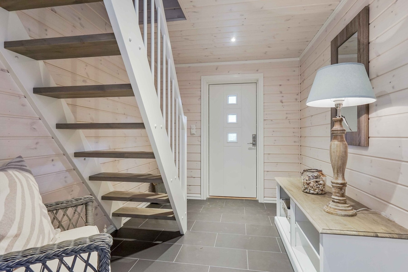 I entrèen er det god trapp opp til hemsen. Foto fra en tilsvarende hytte. Galleribilde