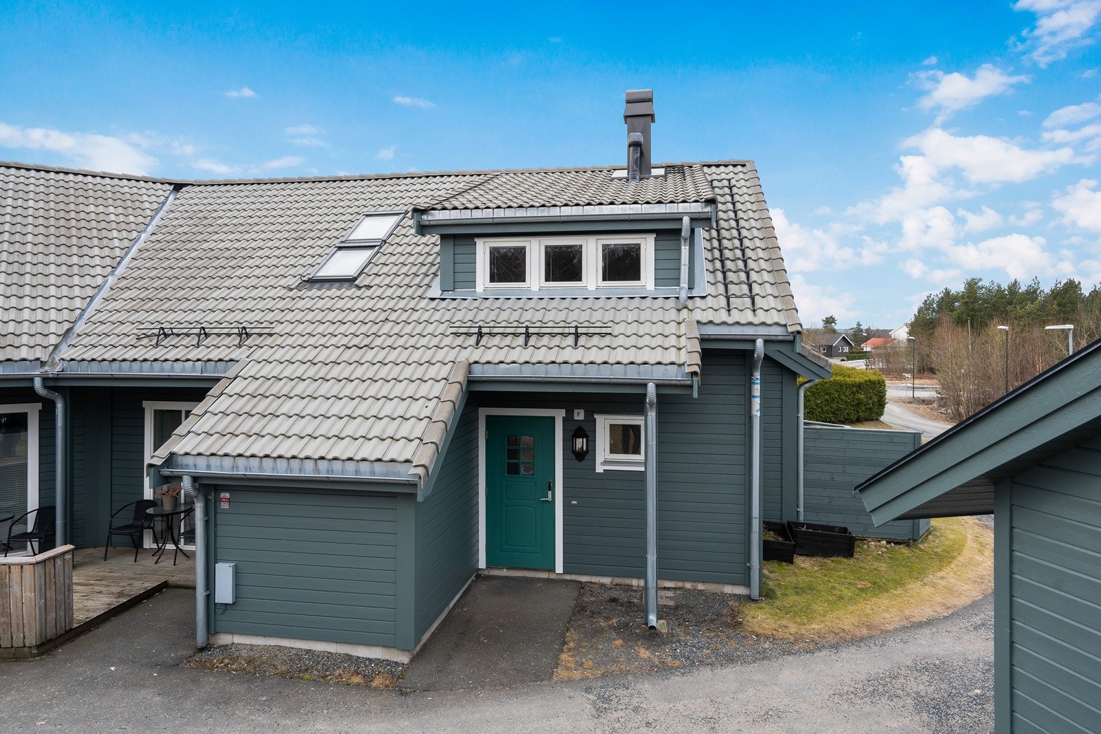 Trivelig rekkehusleilighet med carport i landlige omgivelser på Folkestad/Våler. Galleribilde