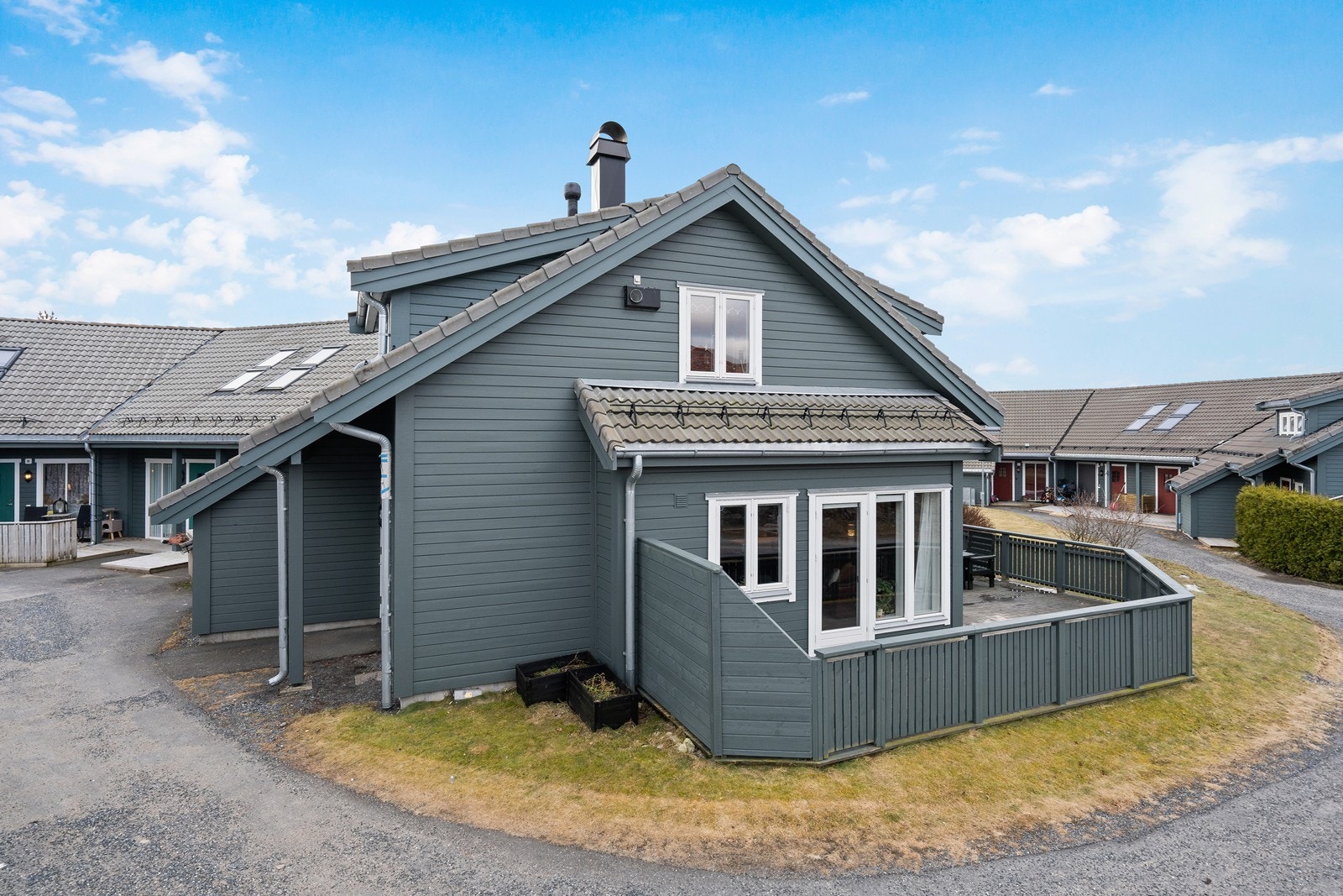 Lag deg et koselig utemiljø på terrassen med planter, grill og møbler. Galleribilde
