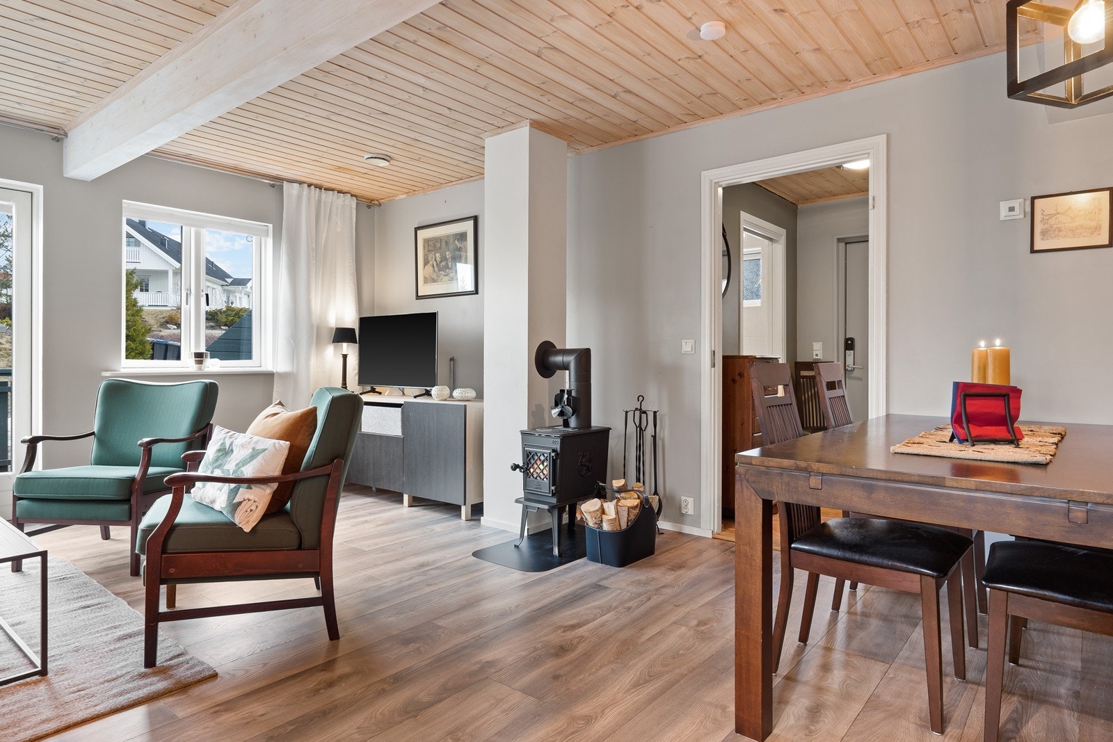 Luftig stue/spisestue i tidsriktige fargetoner. Galleribilde
