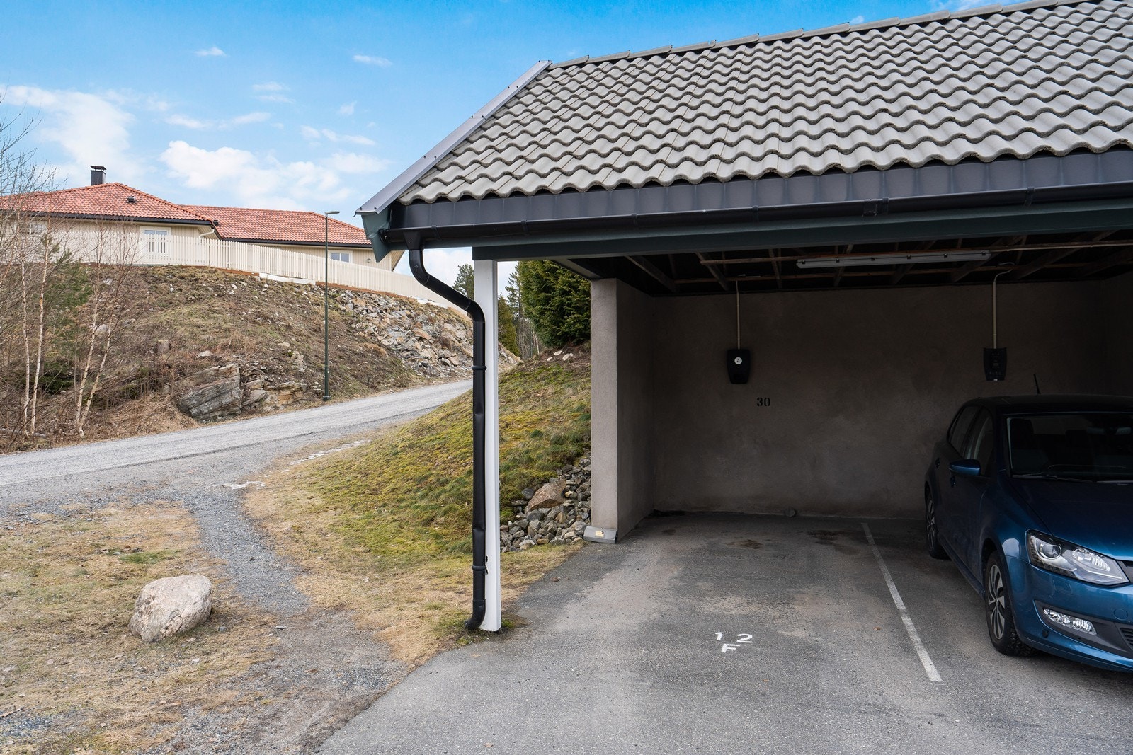 Det medfølger egen parkeringsplass i carport og en biloppstillingsplass på felles parkeringsplass. Galleribilde