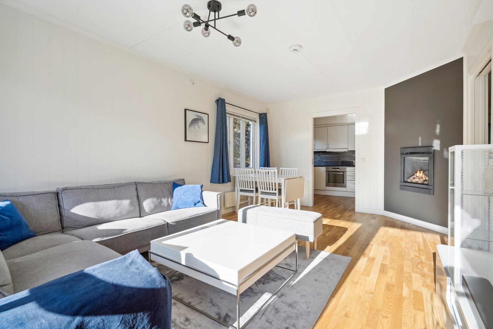 Romslig stue med store vindusflater som sørger for mye naturlig lysinnslipp. Galleribilde