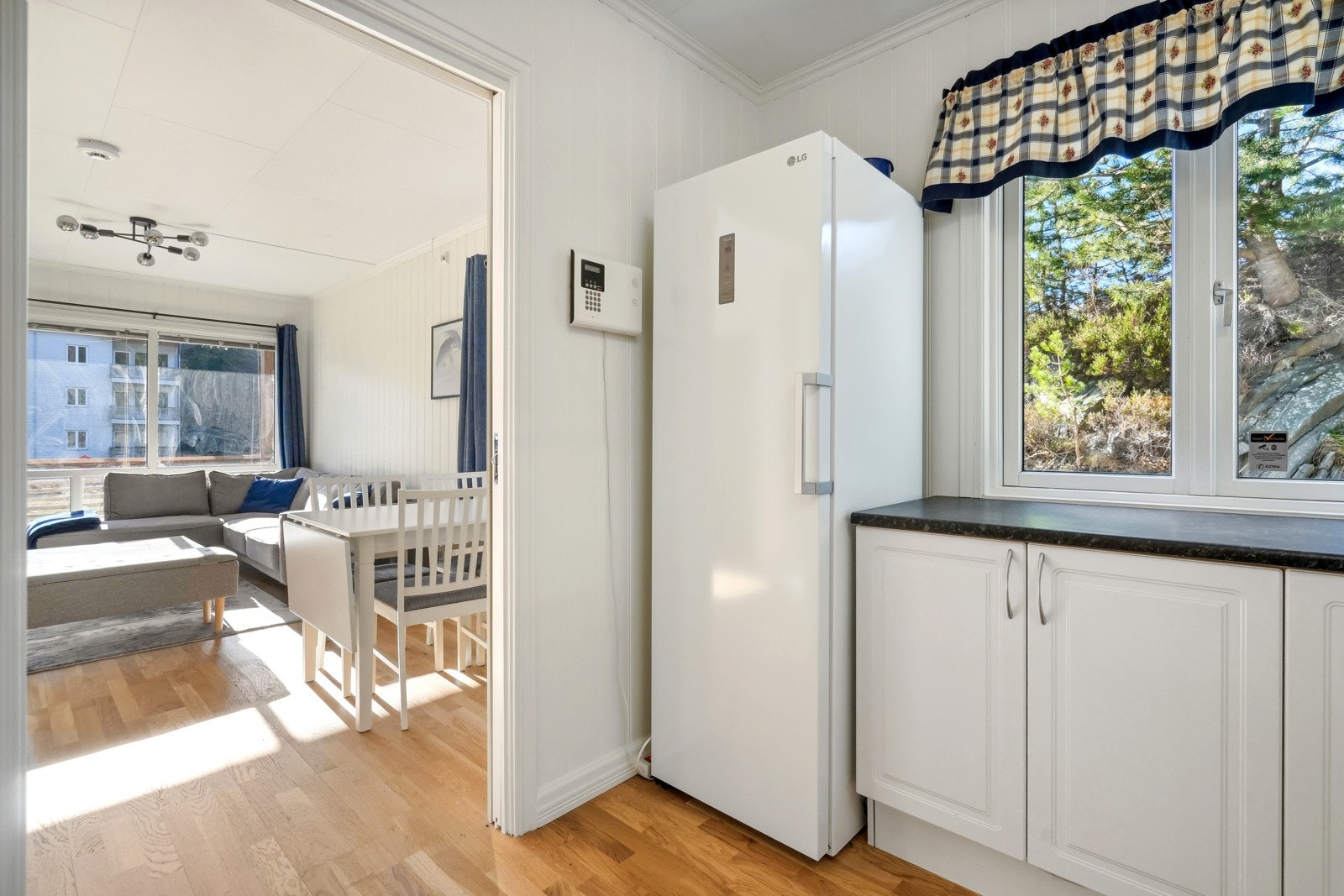 Stue og kjøkken henger sammen men er praktisk adskilt. Galleribilde