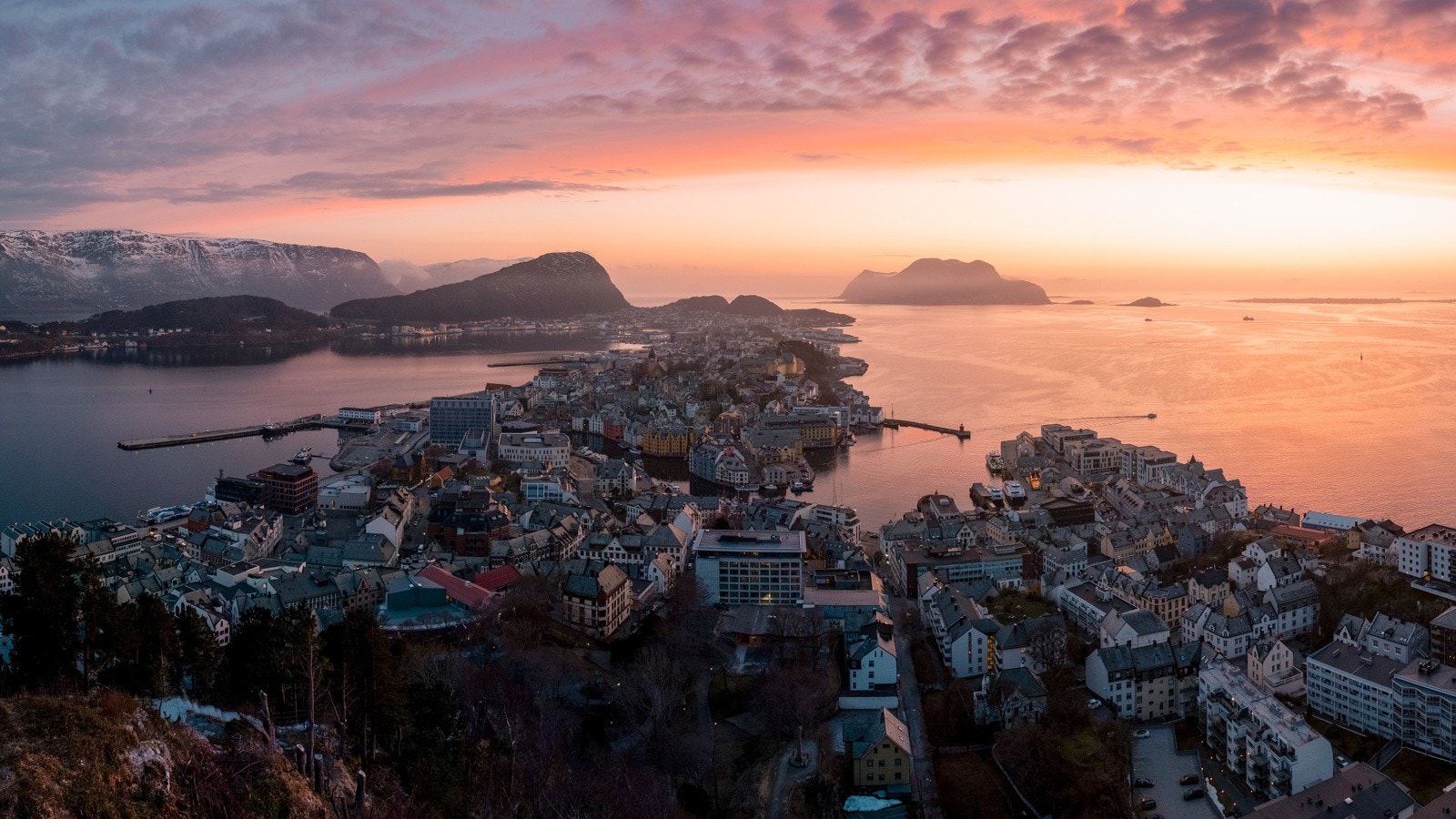 Bilde tatt av selger. Fra leiligheten er det kort vei til flotte turområder i området. Galleribilde