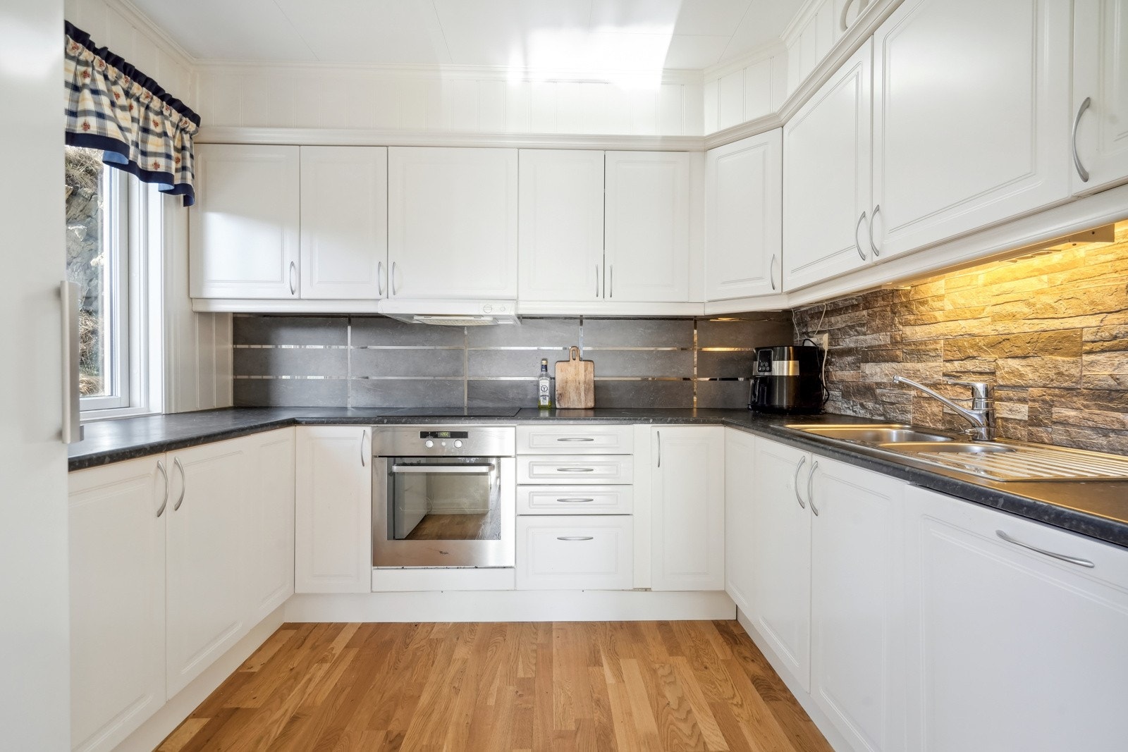 Flott og romslig kjøkken fra Sigdal med god skap- og arbeidsplass på benk. Galleribilde