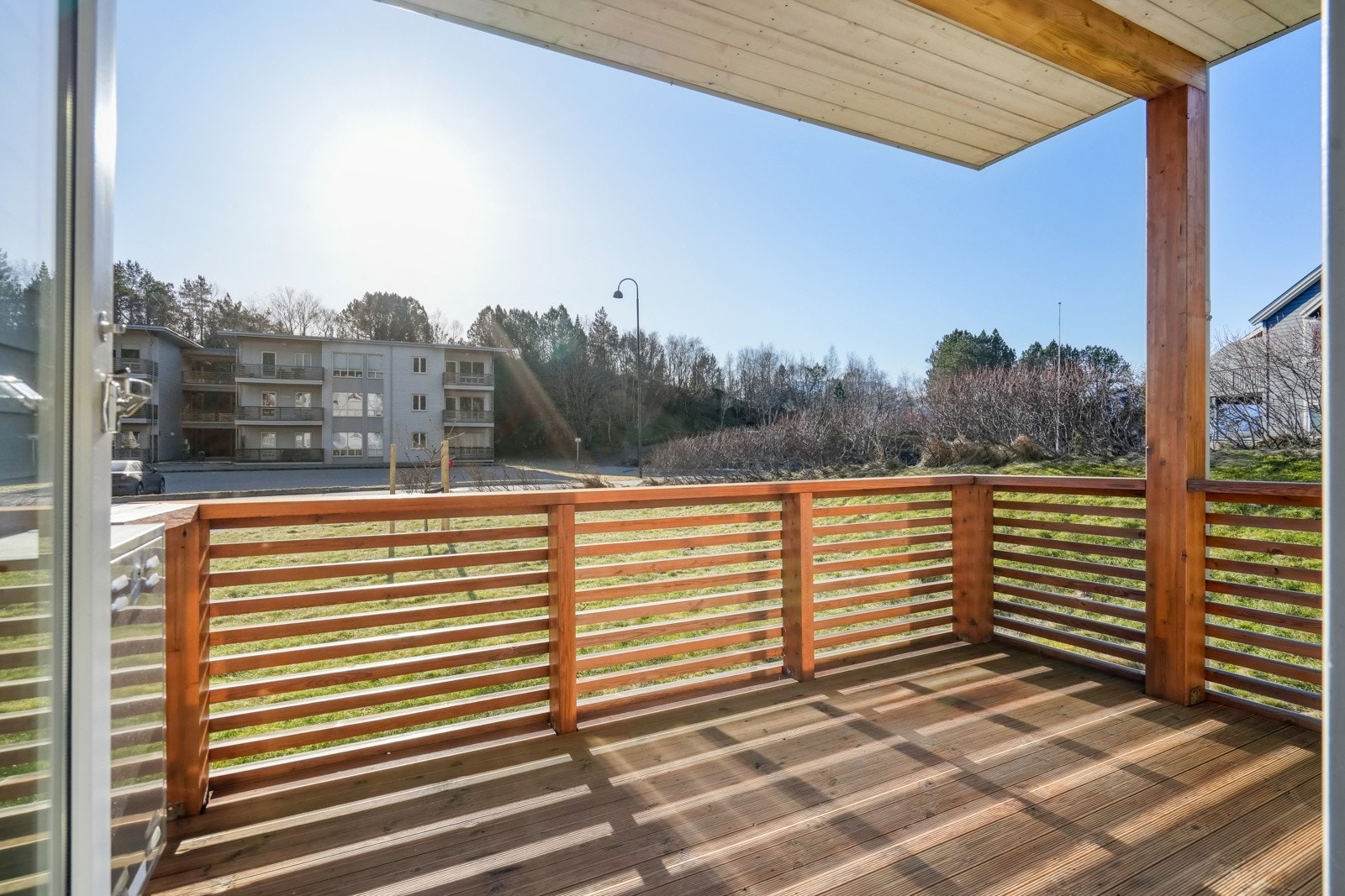 Fra stuen er det utgang til en sydvendt veranda som strekker seg over ca. 7 kvadratmeter. Galleribilde