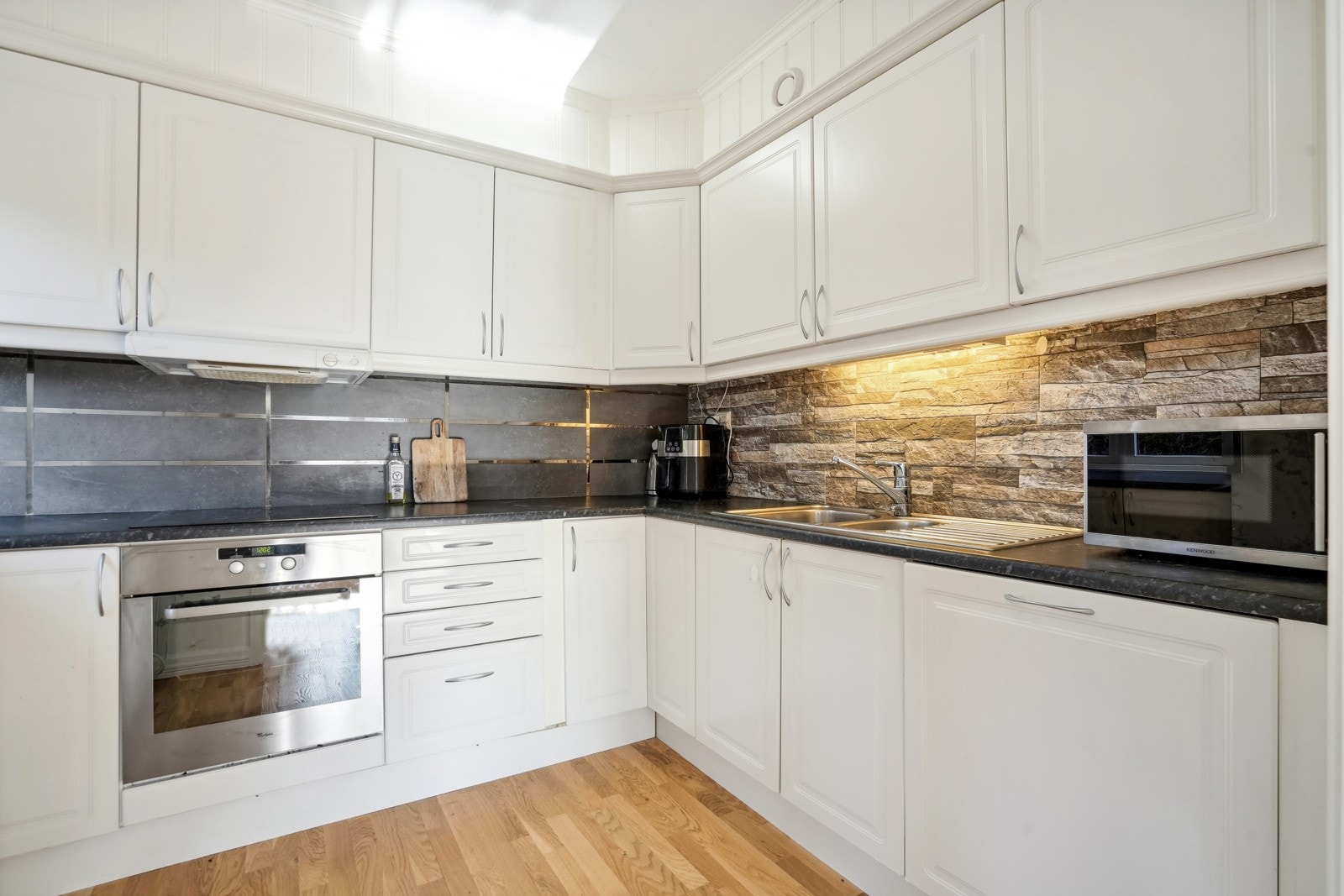 Kjøkkenet er utstyrt med blant annet integrert oppvaskmaskin, platetopp og stekeovn. Galleribilde