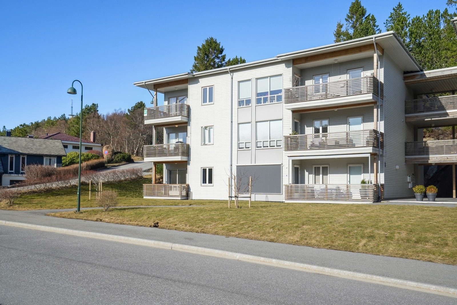 Leiligheten ligger i et nyere og rolig boligområde med flotte turområder og idrettsanlegg like ved. Galleribilde