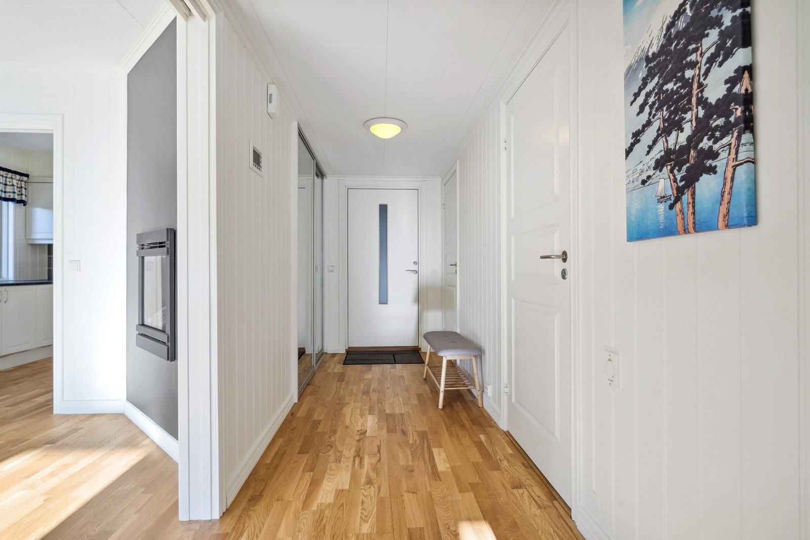 Romslig gang gir leiligheten en oversiktelig planløsning. Velkommen inn! Galleribilde