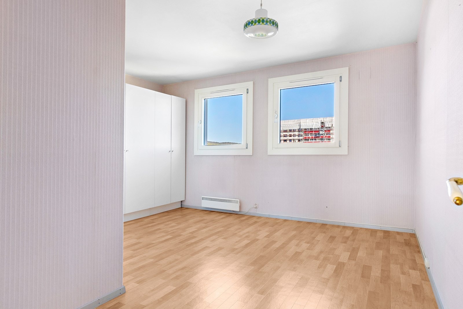 Soverom 3 i øverste etasje er veldig stor med god plass til alt man trenger, har garderobeskap samt egen intern bod i tilknytning til rommet. Mulighet for fordeling til 2 soverom Galleribilde