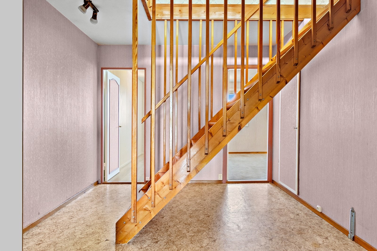 Hall/enté har rikelig med plass til garderobeløsninger Galleribilde
