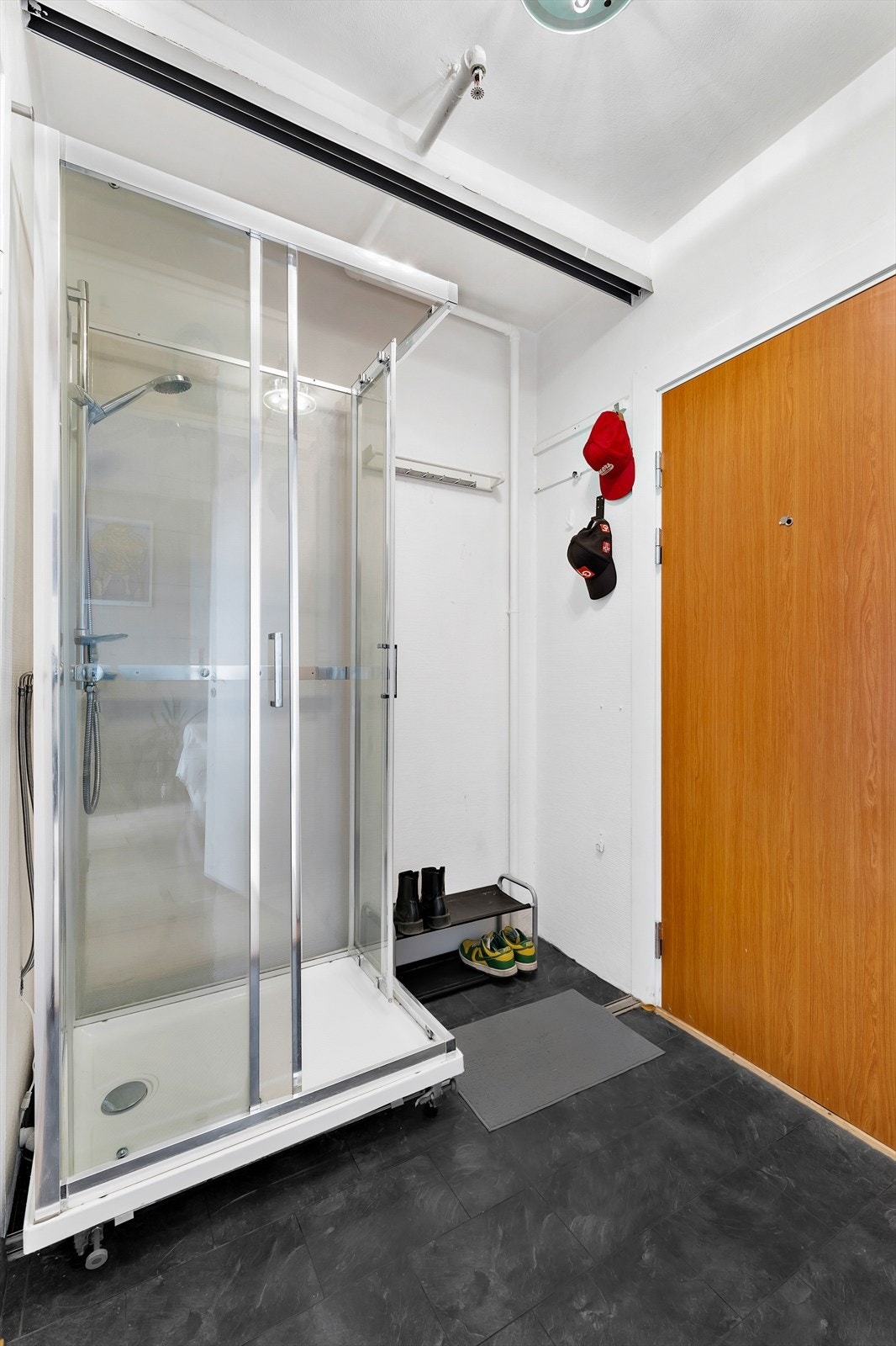 Det er fortsatt rom til å legge fra seg yttertøy og sko i entréen. Galleribilde