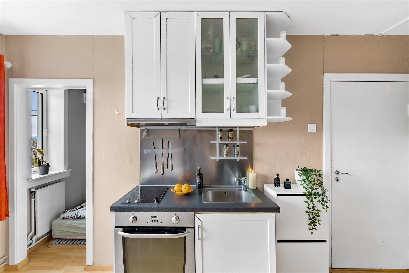 Kjøkken. Det er opplegg for en liten oppvaskmaskin under vasken. Galleribilde