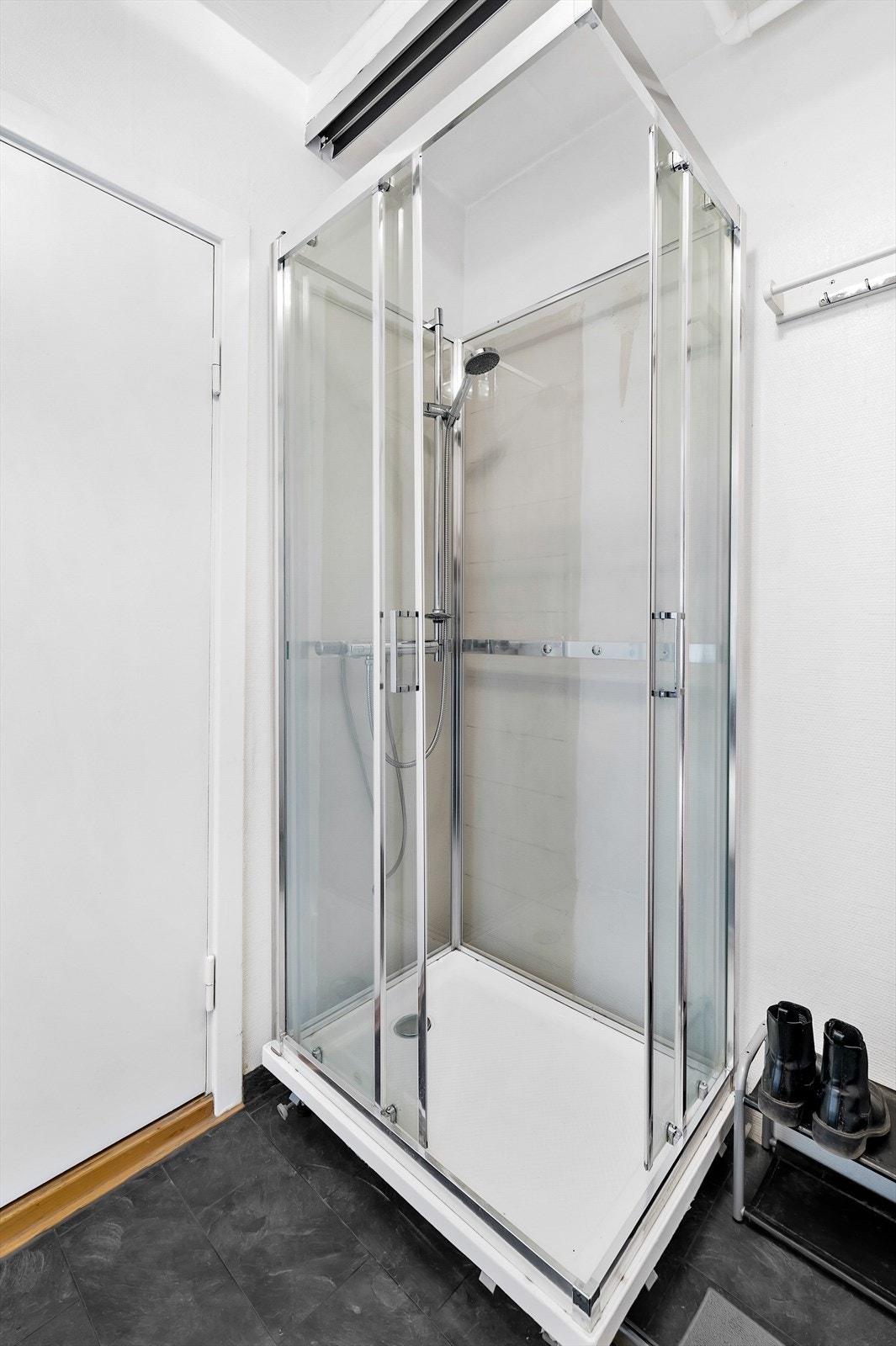 I entréen har det blitt montert et dusjkabinett. Galleribilde