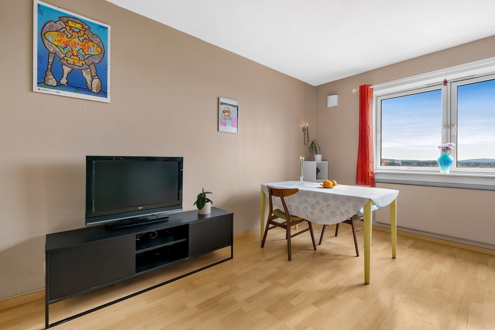 Luftig stue med store vindusflater som slipper inn rikelig med naturlig lys. Galleribilde