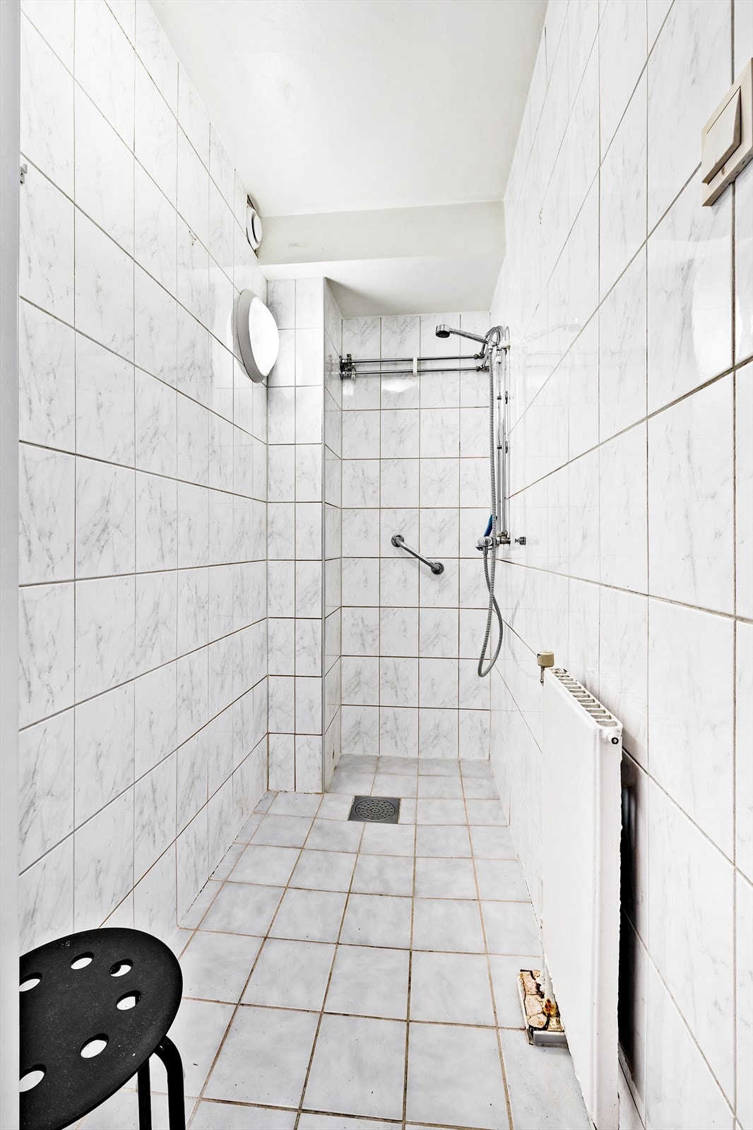 Det disponerer to felles dusj på samme plan. Begge er identiske og ligger ved siden av hverandre. Galleribilde