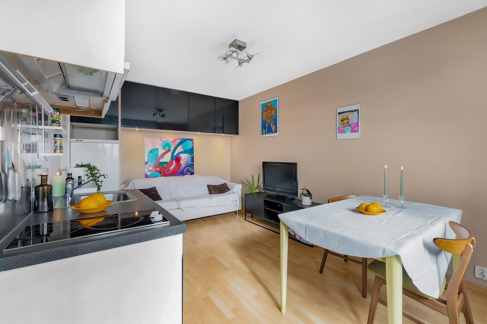 Her er det plass til både spisegruppe og sofagruppe. Galleribilde