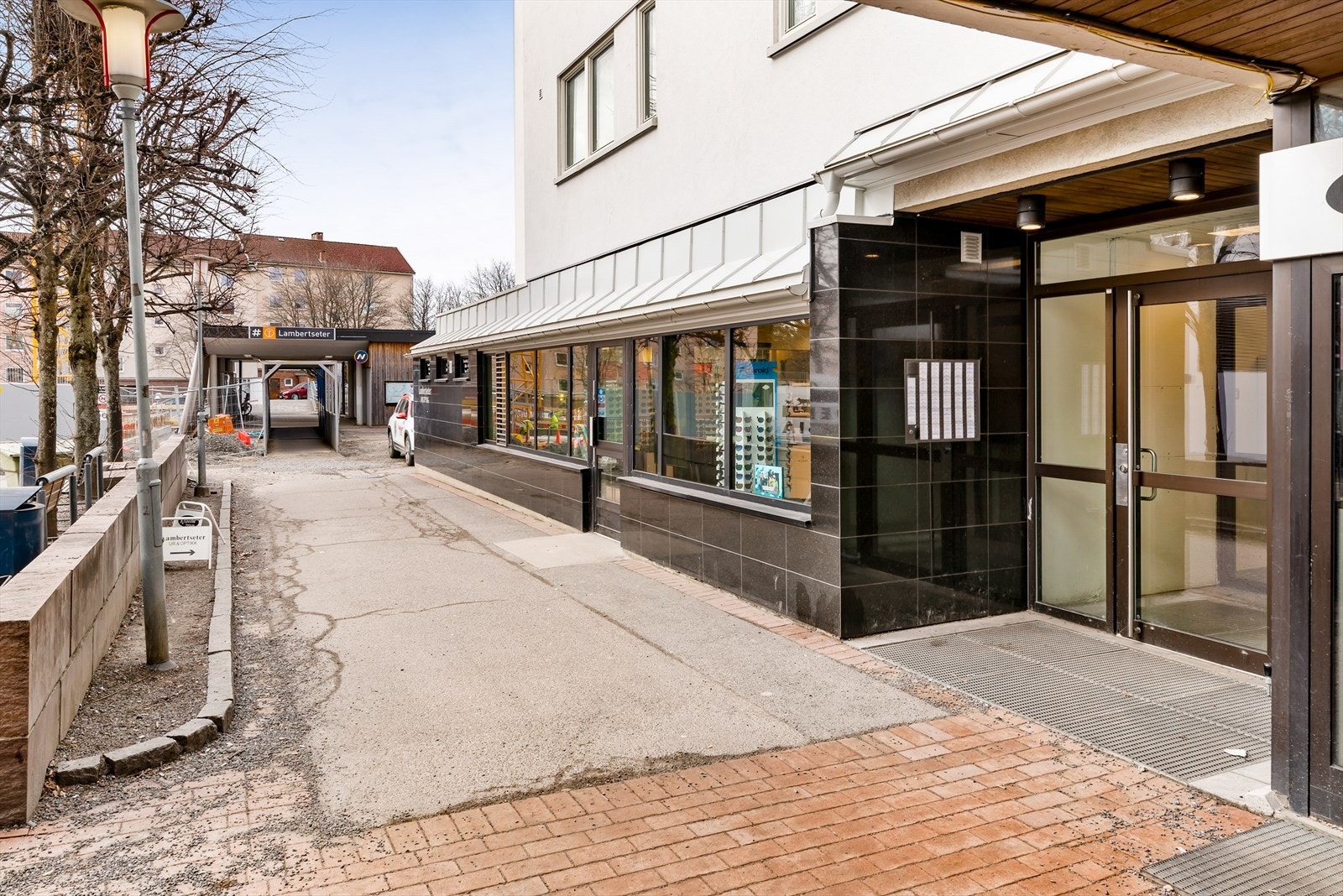 Umiddelbar nærhet til Lambertseter T-banestasjon. Galleribilde