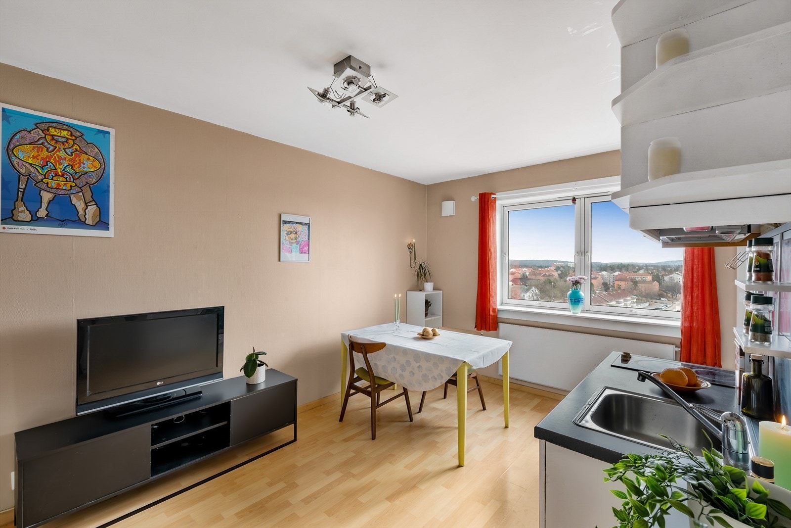 I leiligheten er det åpen kjøkken og stue løsning. Galleribilde