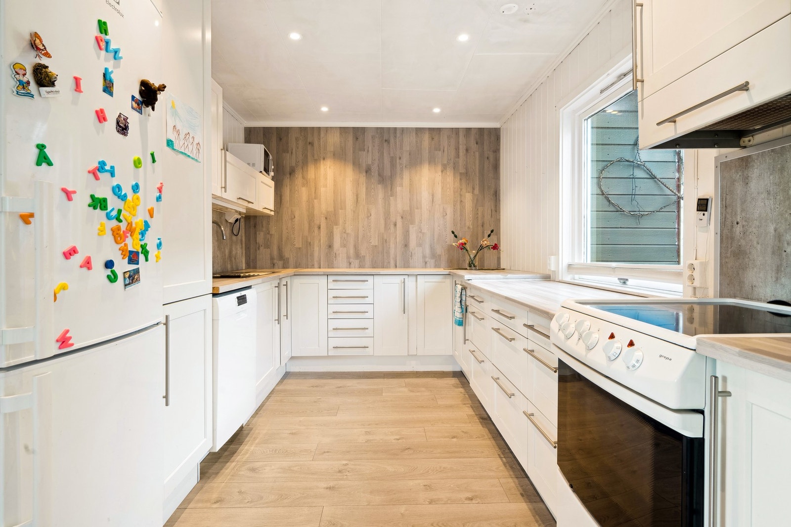Kjøkkenet har fine løsninger og godt med skapplass Galleribilde