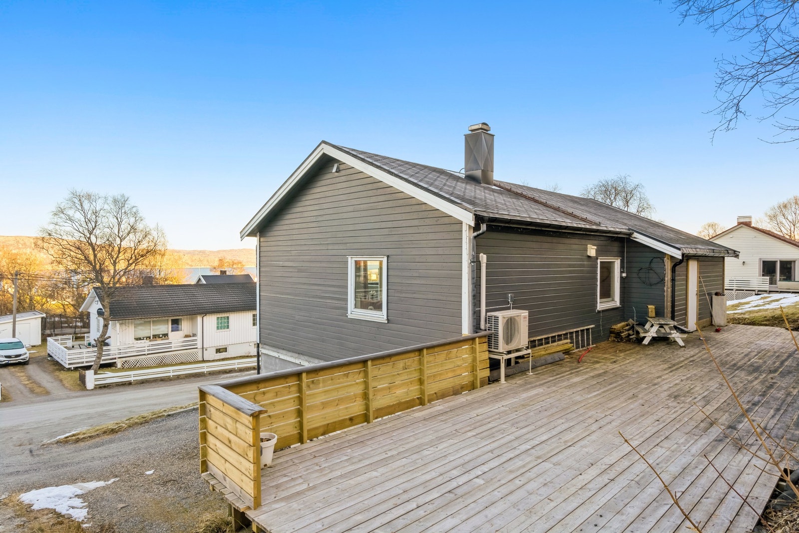 Det er sprengt ut deler av tomta på sørsiden av boligen og forberedt til å sette opp carport - Tiltaket er ikke fullført, men deler av grunnarbeidet er klargjort Galleribilde