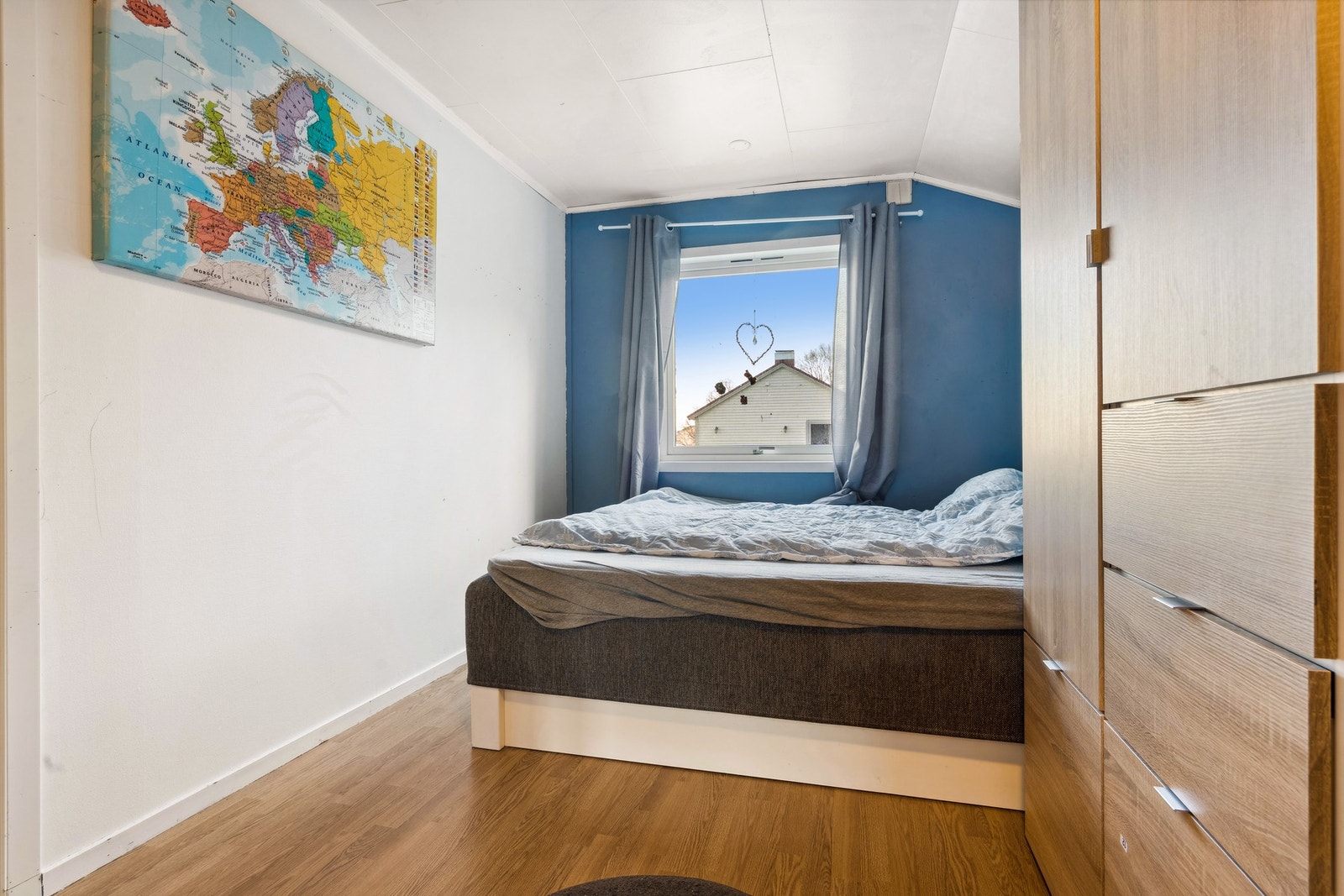 Boligen har i dag to godkjente soverom i tillegg til en romslig kjellerstue Galleribilde