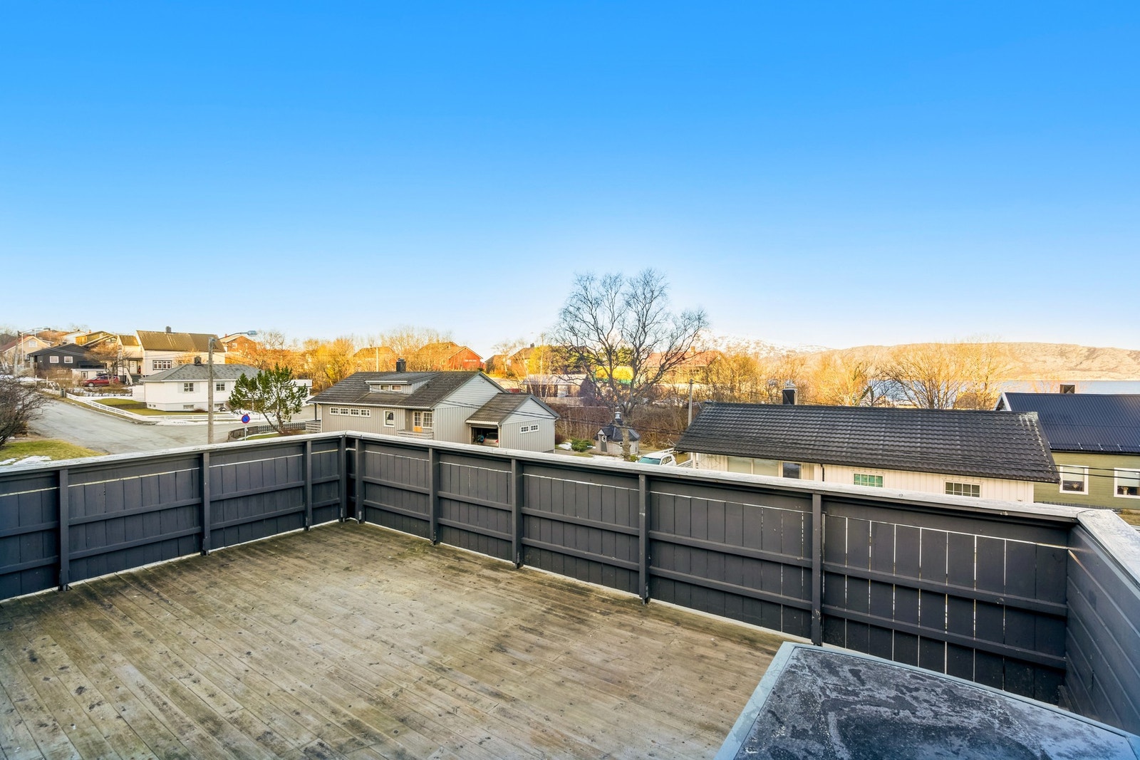 På garasjen er det bygget veranda mot nordvest - Det er også laget terrasse på baksiden av boligen Galleribilde