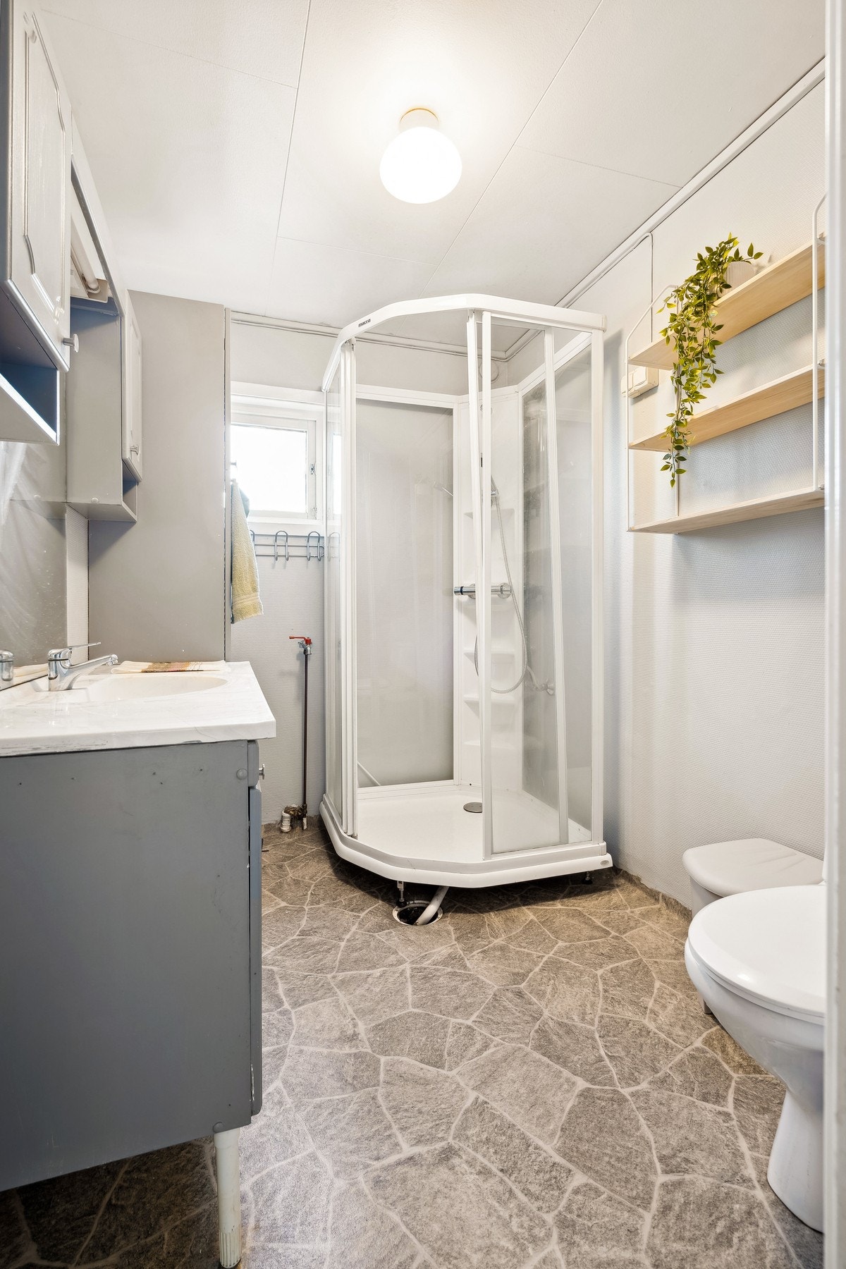 Badet i hovedetasjen har enkel standard og det er mulig å sette vaskemaskin her om ønskelig Galleribilde