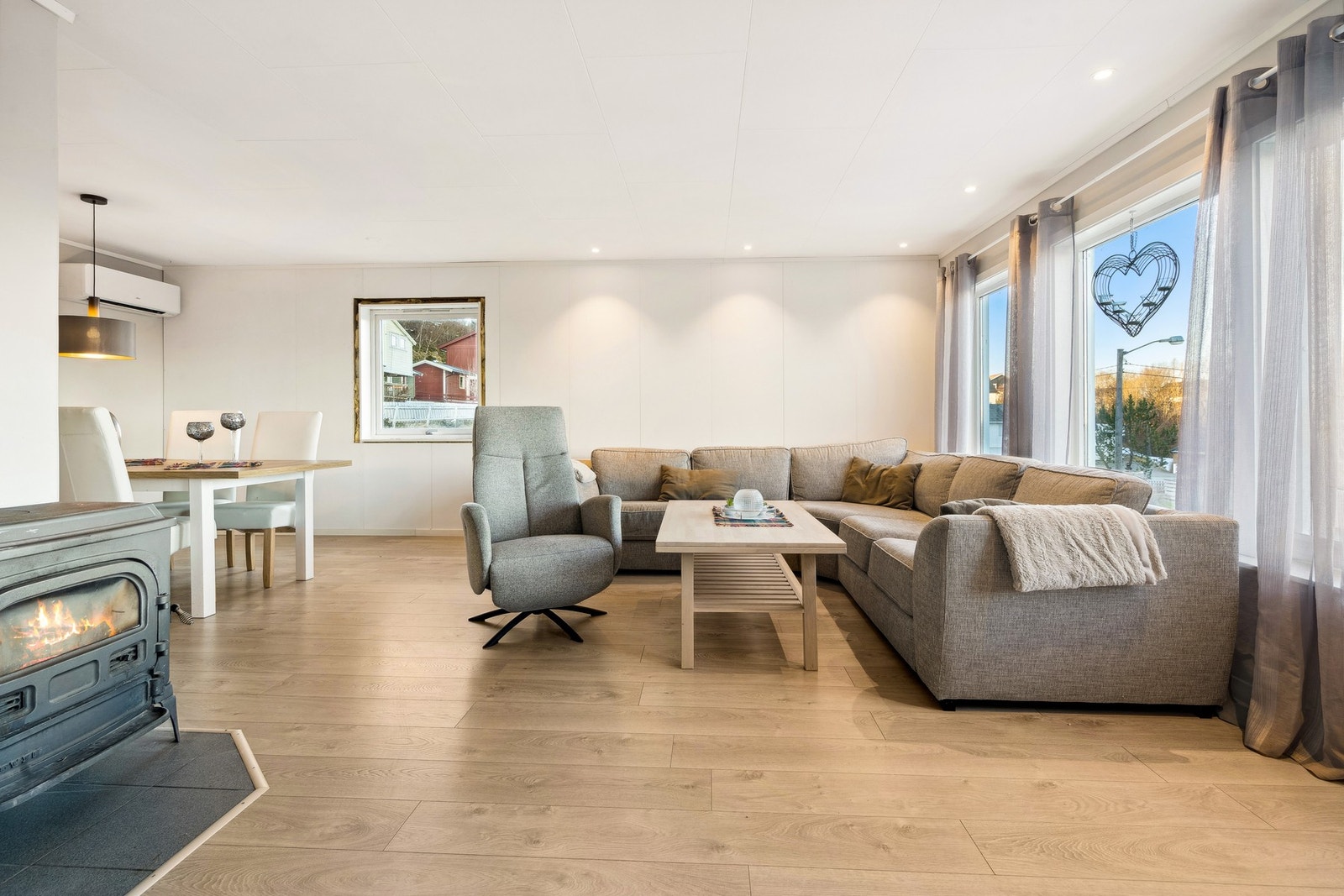 Velkommen inn i en lys og trivelig stue! Galleribilde
