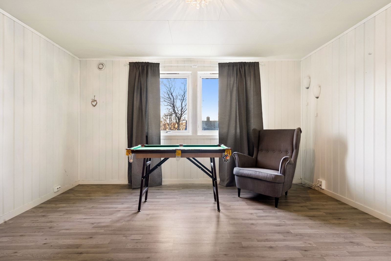 Rommet har god størrelse og fikk nye veggplater og laminat for få år siden Galleribilde