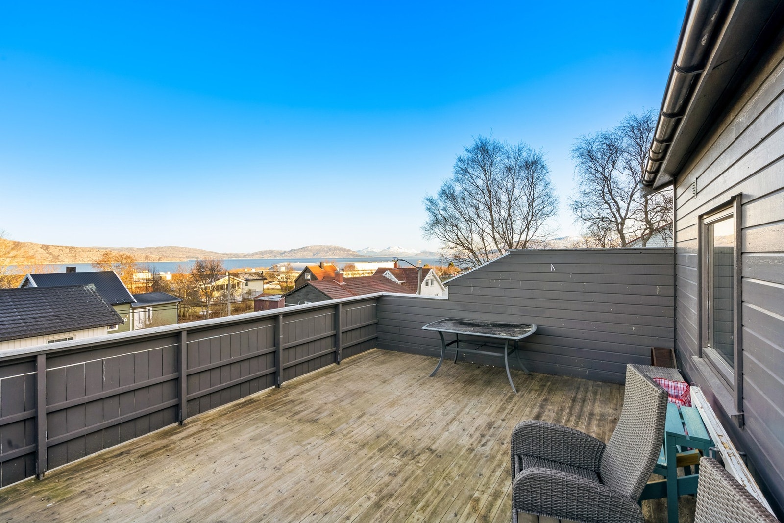 Fra stuen er det utgang til denne verandaen Galleribilde