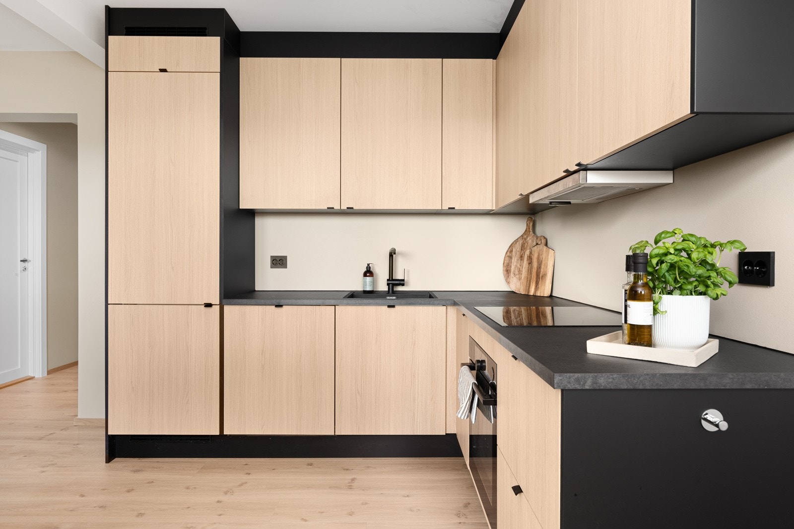 På kjøkkenet er det god benk- og skapplass Galleribilde