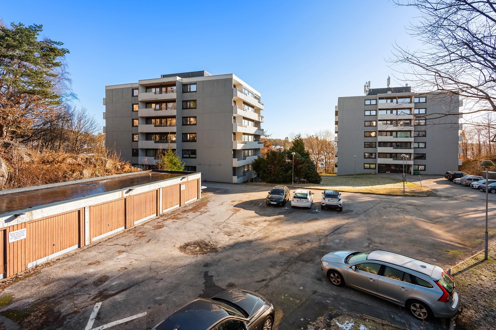 Gode parkeringsmuligheter på borettslagets tomt. Her er det førstemann til mølla - prinsippet Galleribilde